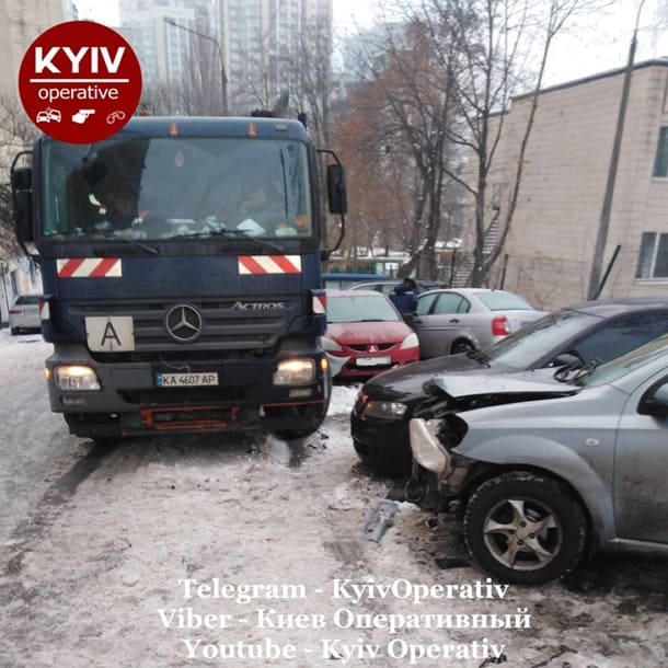 В Киеве мусоровоз разбил десять авто