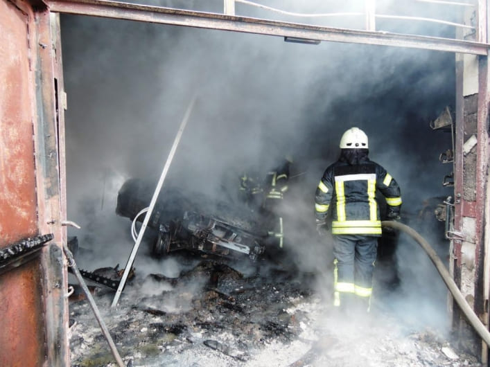 В Запорожье сгорел гараж вместе с автомобилем, фото 2