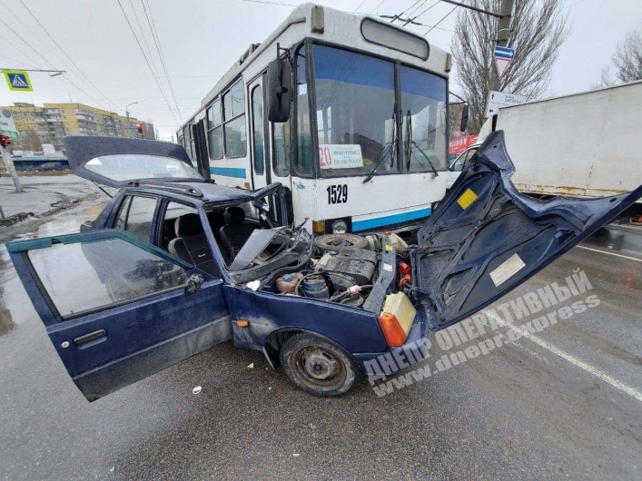 В Днепре на перекрестке Березинской и Донецкого шоссе троллейбус протаранил легковушку