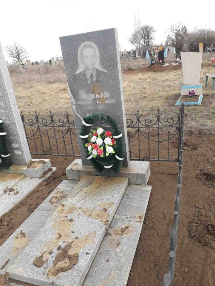 В Запорожской области вандалы измазали грязью памятники на кладбище, фото 2