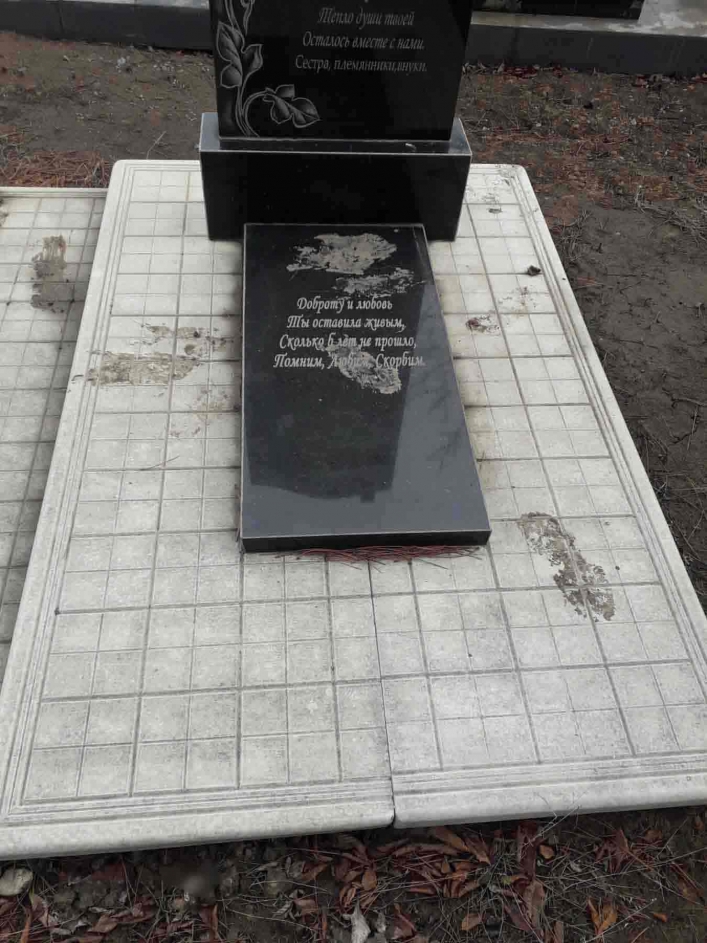 В Запорожской области вандалы измазали грязью памятники на кладбище