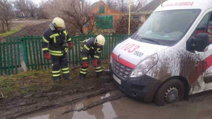 В Запорожской области скорая помощь застряла в грязи