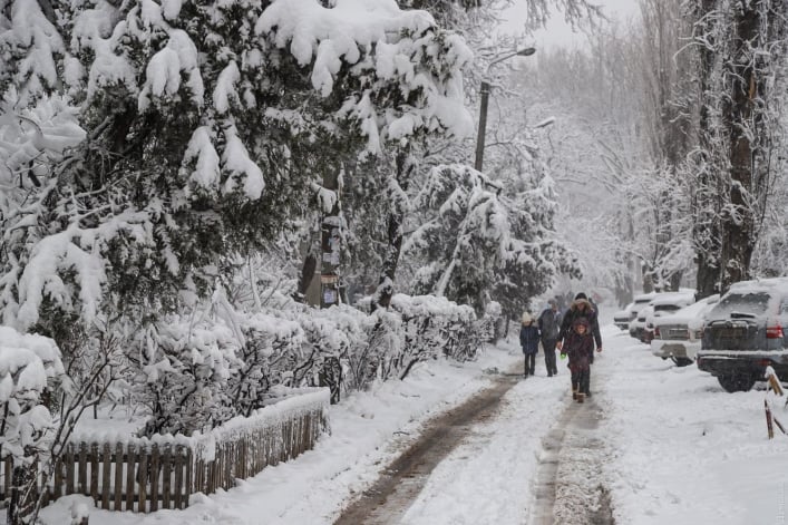 Одессу снова засыпало снегом: город парализован, фото 2
