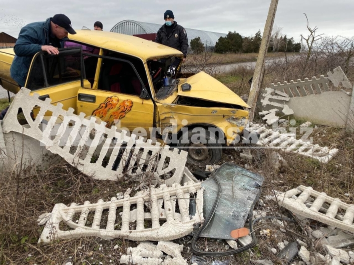 В Запорожской области пьяный водитель влетел в бетонный забор