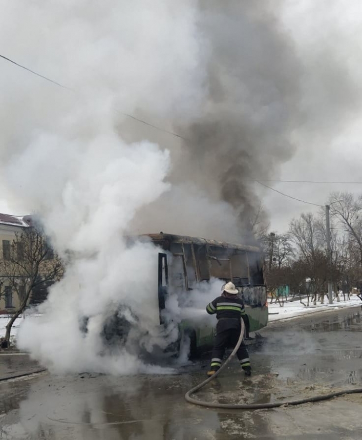 На остановке в Харькове вспыхнула и полностью сгорела маршрутка