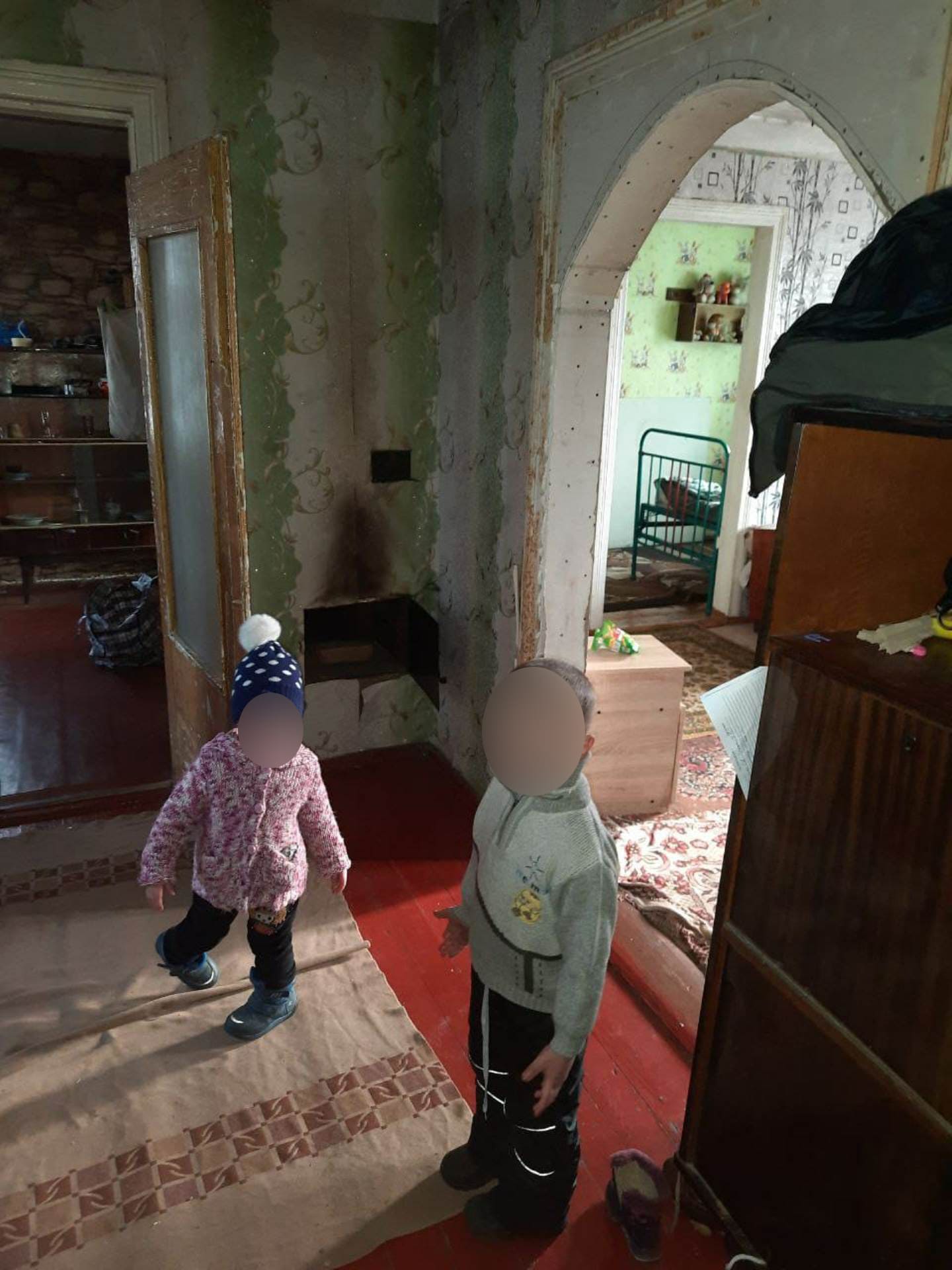 Под Харьковом мать оставила двоих детей в холоде и без еды: ребенок бродил по улице в майке