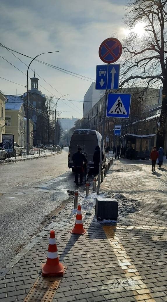В Киеве автохам отметился феерической парковкой - могли пострадать люди