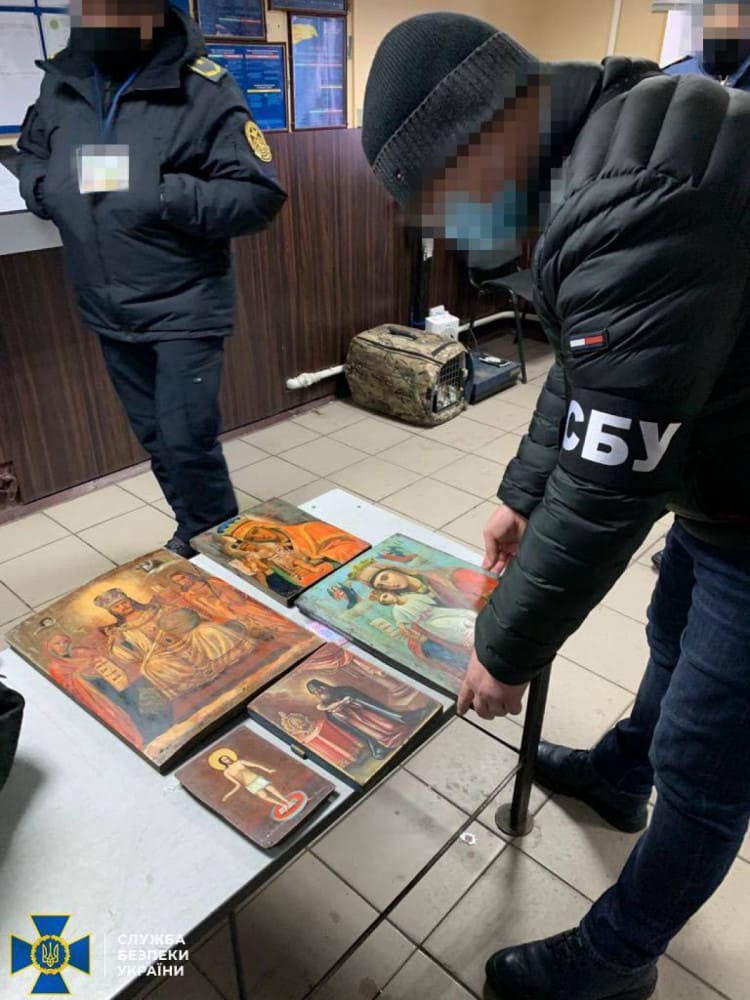 Жительница Запорожья пыталась кондрабандой вывезти в Россию пять старинных икон