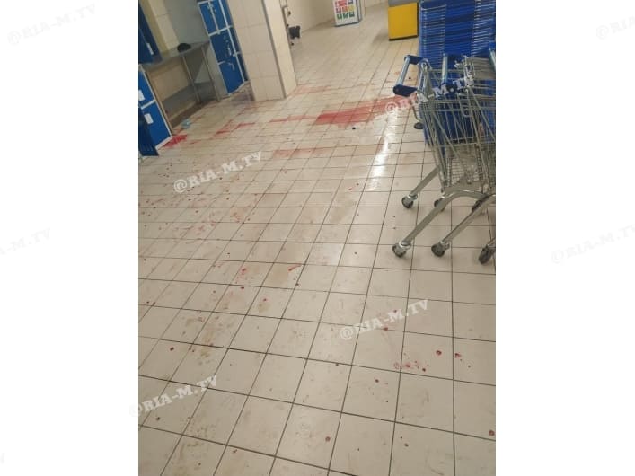 В центре Мелитополя супермаркет АТБ залили кровью