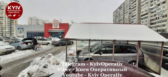 В Киеве водитель отметился "феерической" парковкой - решил перехитрить всех