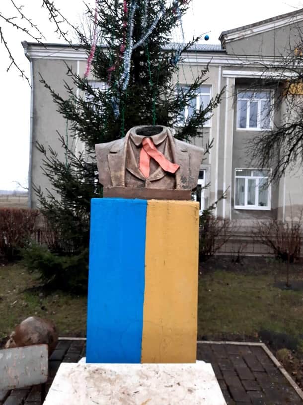 вандалы обезглавили памятник Шевченко