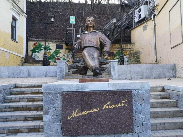 В центре Киева внезапно появился памятник Гоголю: разгорается скандал (видео и фото)
