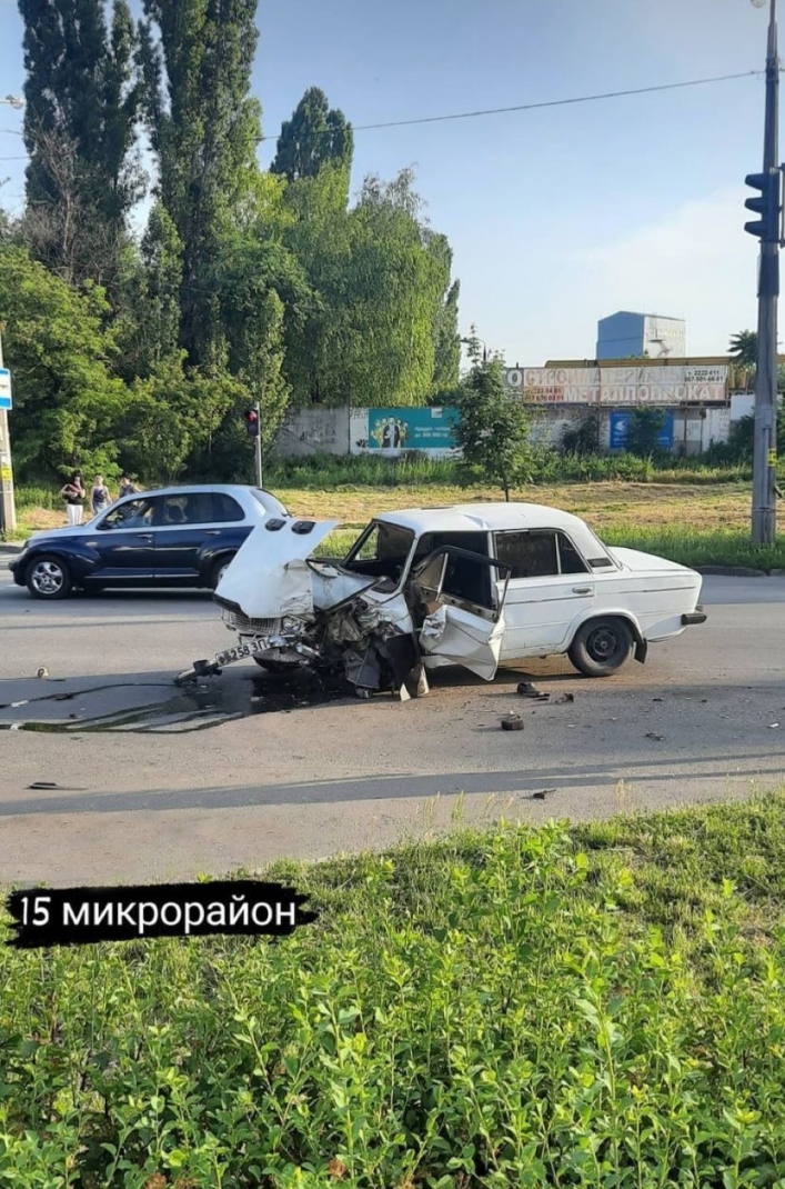 В Запорожье в ДТП автомобиль разбился всмятку 
