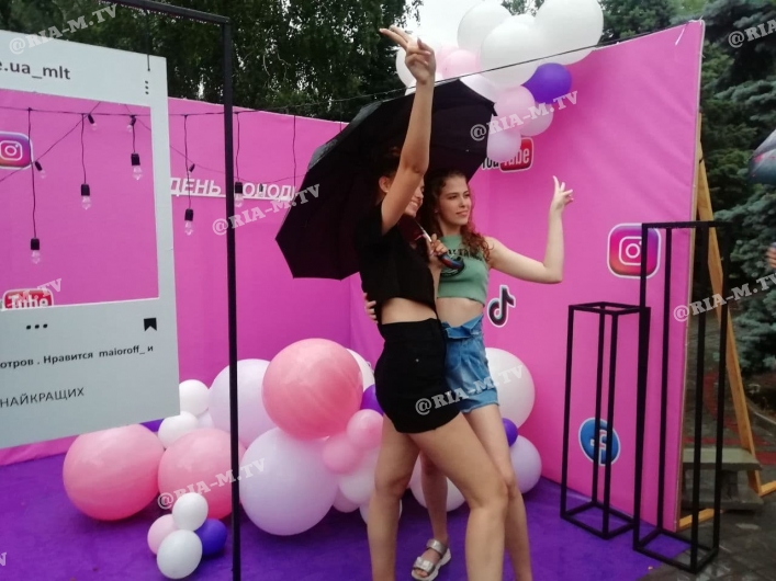 В Мелитополе молодежь устроила танцевальную вечеринку под дождем (фото, видео)