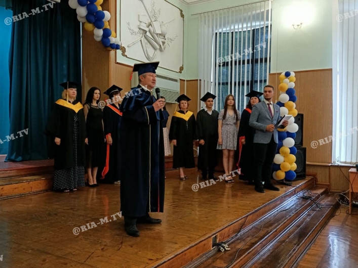 Что выпускникам педуниверситета в Мелитополе кроме дипломов выдали (фото)