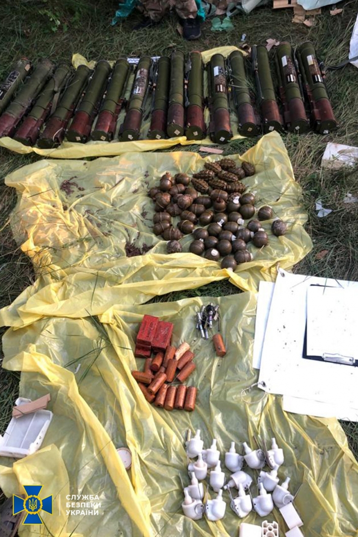 В Мелитополе в лесопарке СБУ обнаружила тайник боеприпасов (фото)
