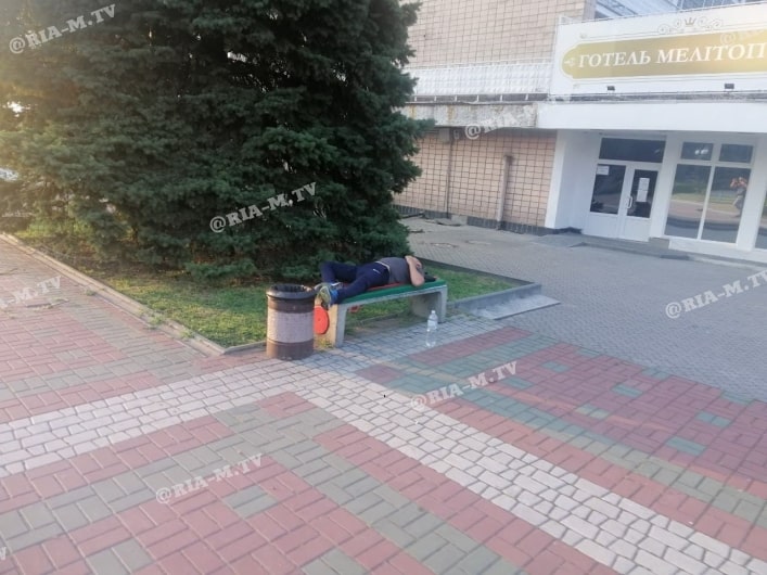 Не хватило денег? В Мелитополе мужчина устроился отдыхать у входа в гостиницу (фото)