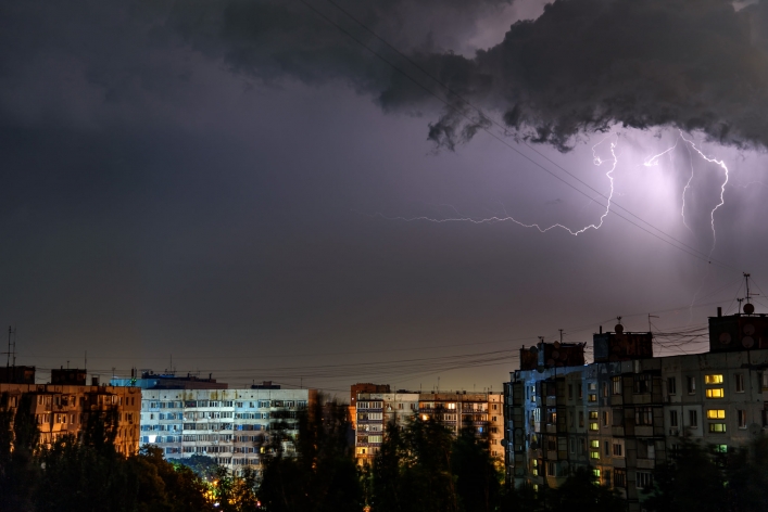 Фотограф сделал потрясающие снимки грозы с молниями в Запорожье (фото)