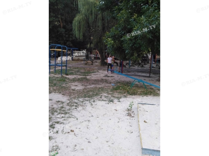 ЧП - в Мелитополе качели рухнули вместе с десятилетним ребенком (фото)
