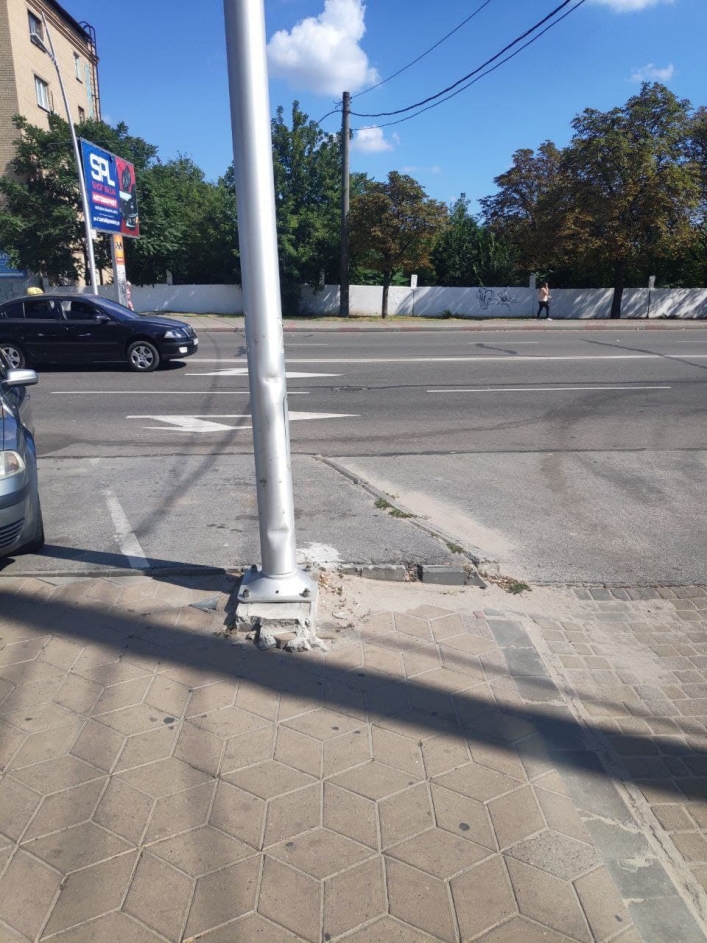 В Мелитополе на центральном проспекте "подбили" электроопору (фото)