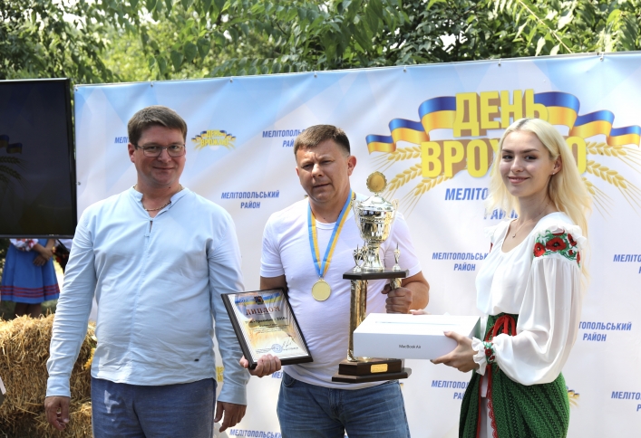 Аграрии-рекордсмены в Мелитопольском районе получали поздравления и подарки от нардепа (фото)