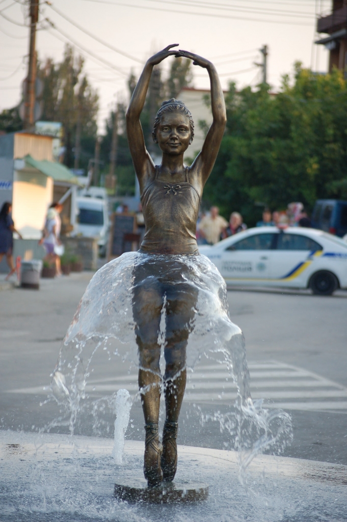 Не Ундина и не горгона Медуза - стало известно, кто украшает фонтан в Кирилловке