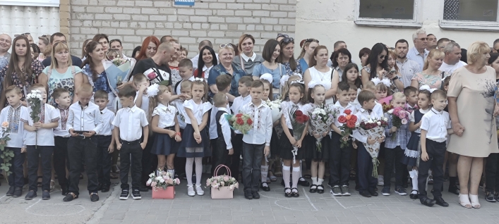 В мелитопольской школе во время линейки дети стояли на голове (фото)