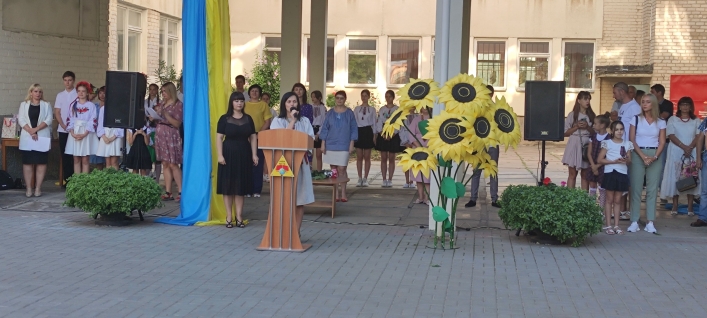 В мелитопольской школе во время линейки дети стояли на голове (фото)