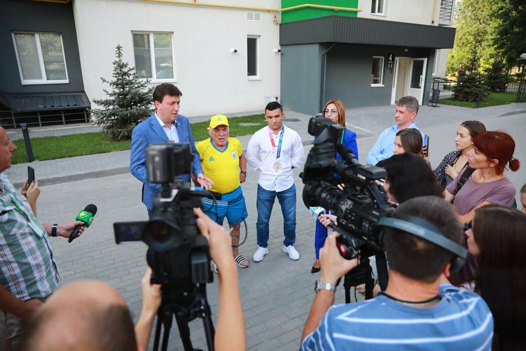В Запорожье призёру Олимпийских игр вручили ключи от квартиры 3
