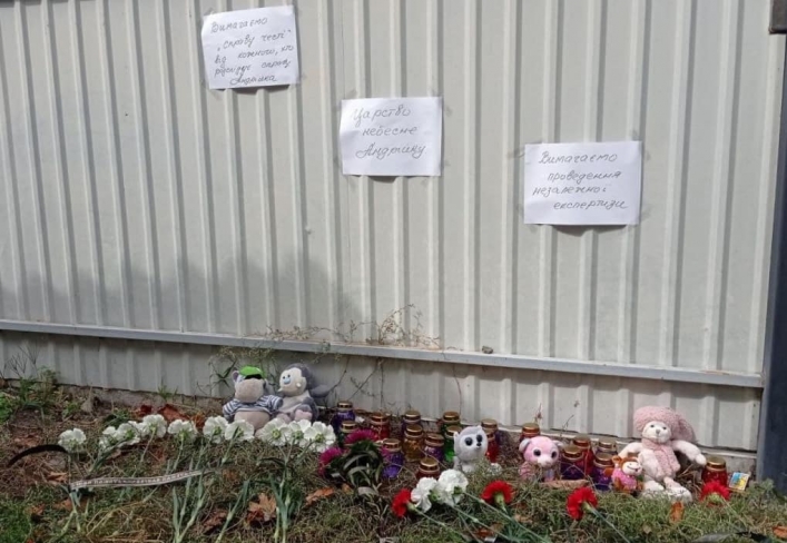 В Черкассах люди приносят лампадки и цветы к месту, где произошла трагедия с 7-летним мальчиком (фото)