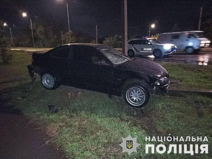 В Запорожской области водитель возле АЗС влетел в столб