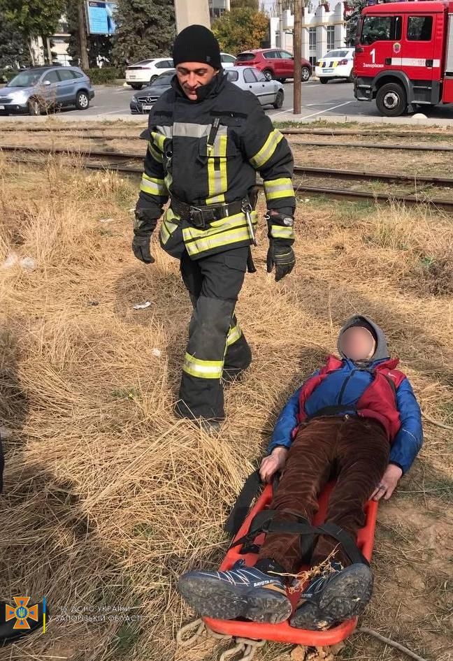 В Запорожье 36-летний мужчина упал в котлован глубиной 15 метров