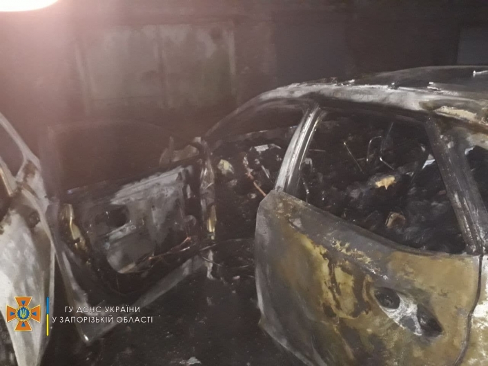 В центре Запорожья дотла сгорели два автомобиля - Лексус и Шевроле