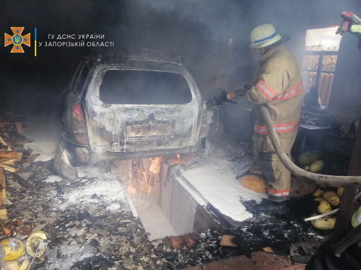 В Пологах сгорел гараж и автомобиль 1