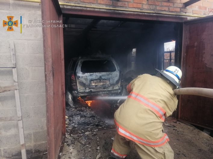 В Пологах сгорел гараж и автомобиль 2