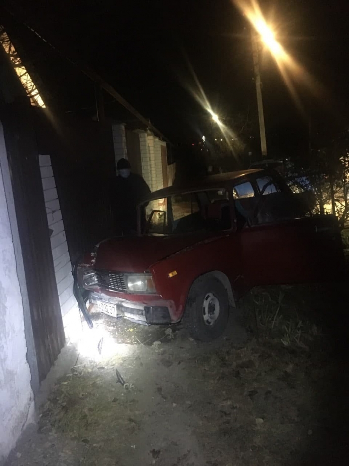 В Бердянске автомобиль влетел в забор