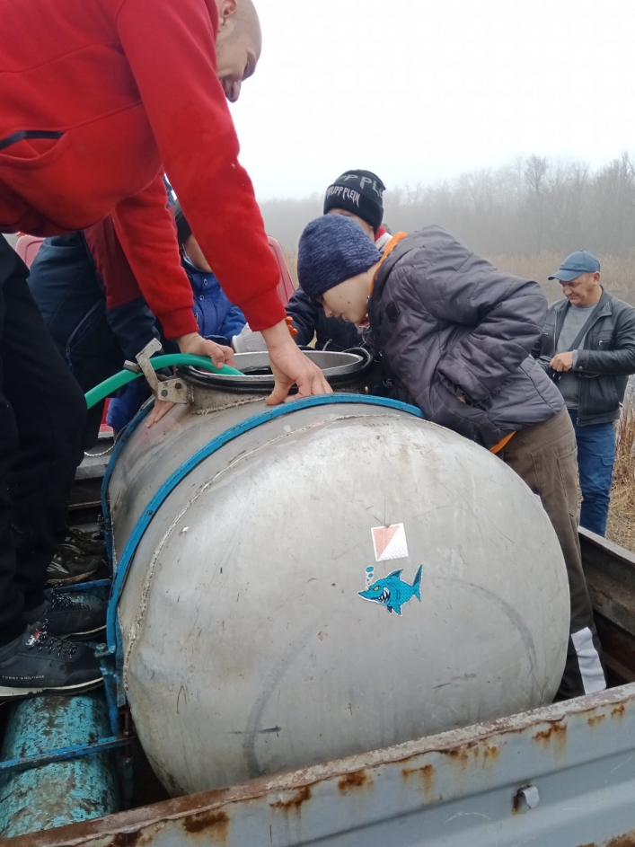 В Молочную под Мелитополем выпустили 200 кг мальков карпа