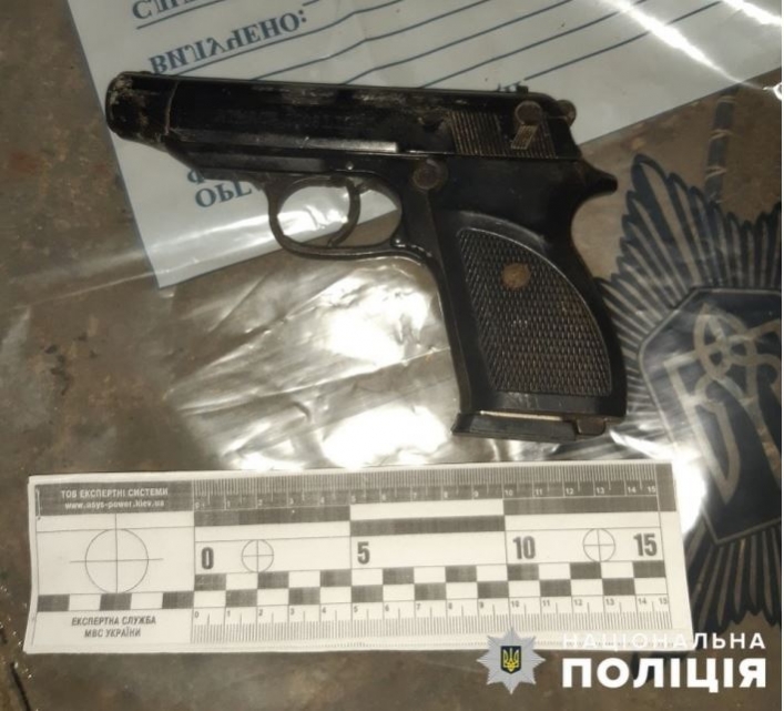 Во время обыска у жителя Мелитополя нашли пистолет