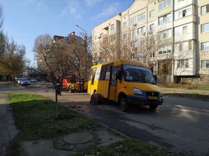 В Бердянске у маршрутки с пассажирами на ходу отлетело колесо 
