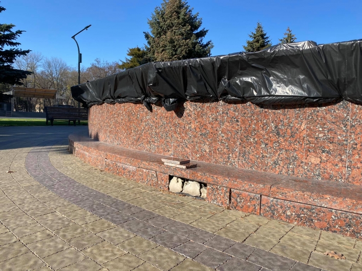 Жители Мелитополя обратили внимание на облицовку фонтана в парке