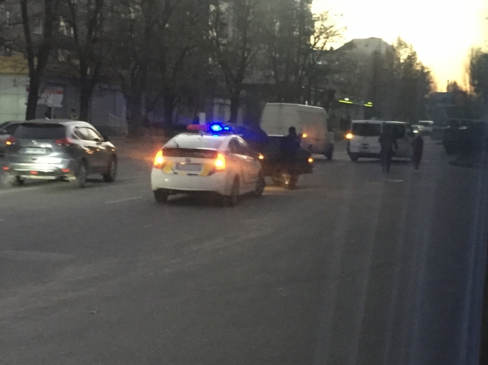 В Мелитополе ВАЗ возле остановки попал в ДТП (видео)