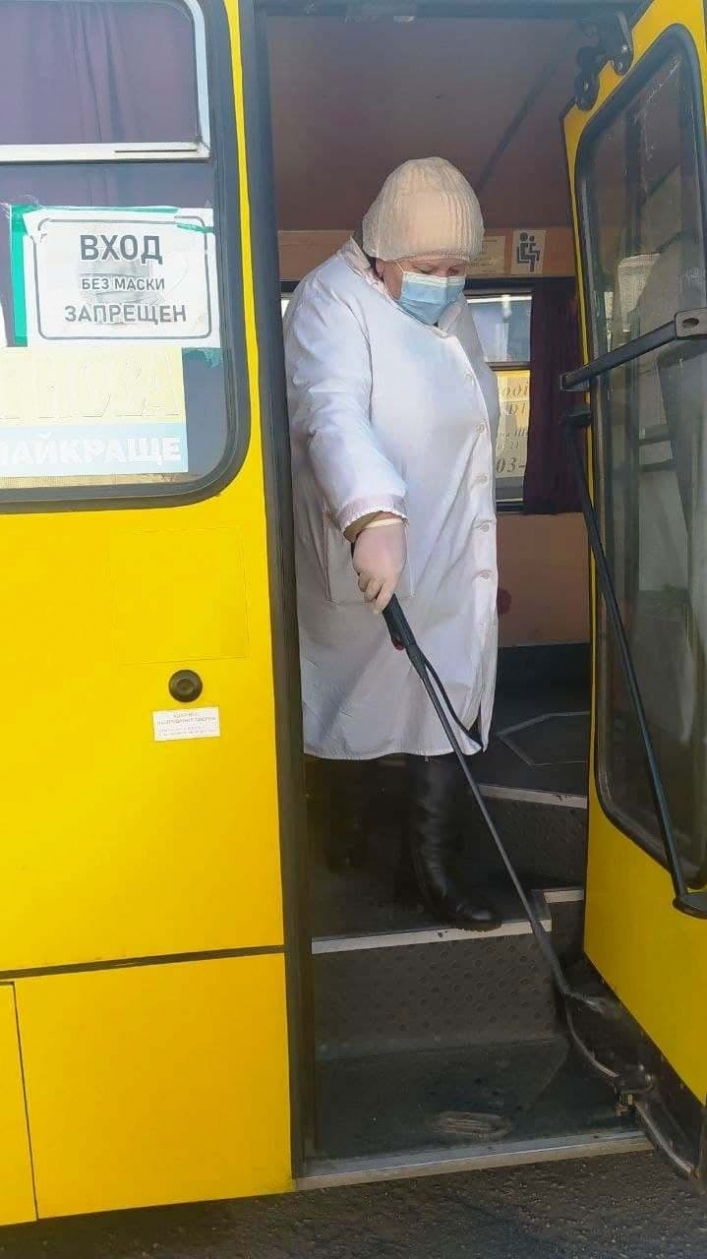 В пригородных автобусах в Мелитополе появились дезинфекторы 1