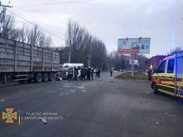 Полиция и ГСЧС рассказали подробности ДТП с маршруткой в Запорожье