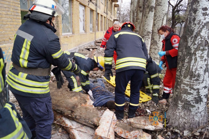 В Запорожье рухнул балкон на четвертом этаже вместе с парнем - он погиб