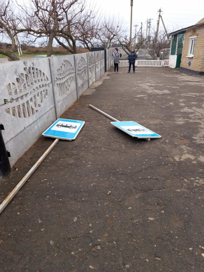 В Мелитопольском районе вандалы раскурочили остановку (фото)