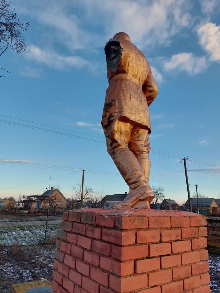 В Мелитопольском районе неизвестные оторвали руку памятнику солдату
