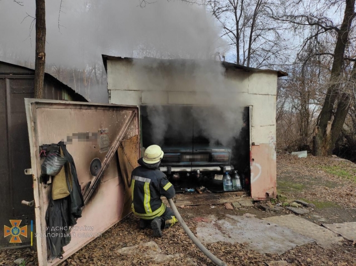 В Запорожье горел гараж вместе с автомобилем (фото)