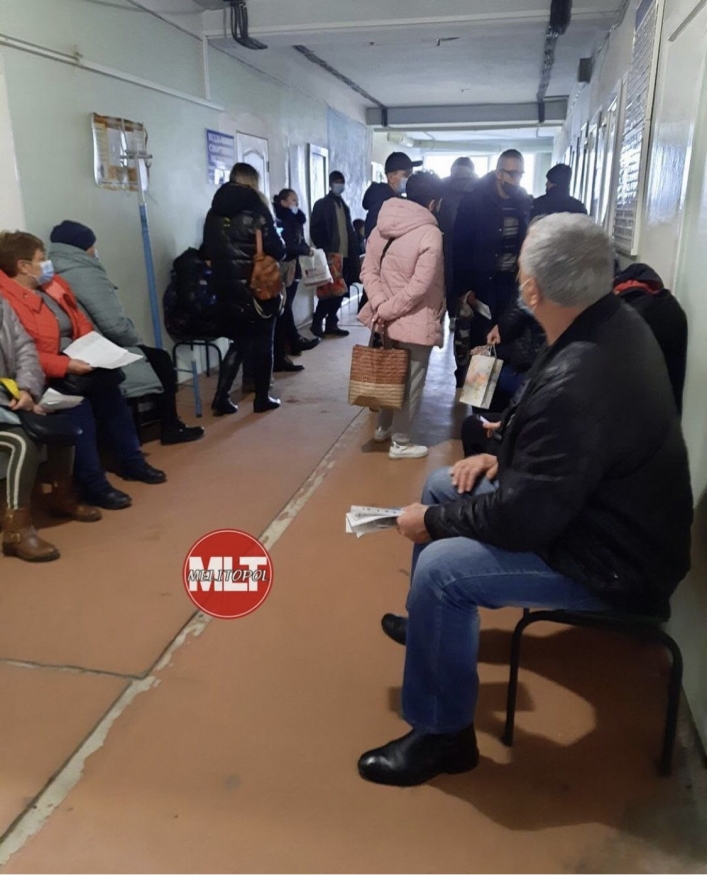 В Мелитополе пенсионерка нахрапом пыталась разогнать очередь к врачу