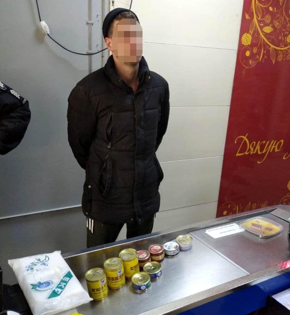 В Запорожье 29-летний мужчина дважды украл из магазина консервы 