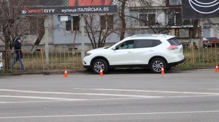 В Бердянске водитель внедорожника снес железное ограждение (фото)